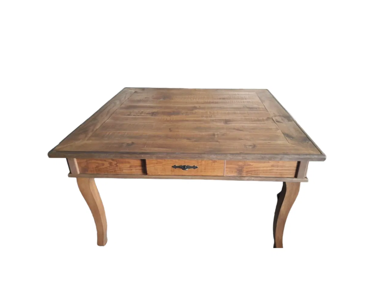Mesa em família: Mesa quadrada de madeira — 1,50 × 1,50 m.